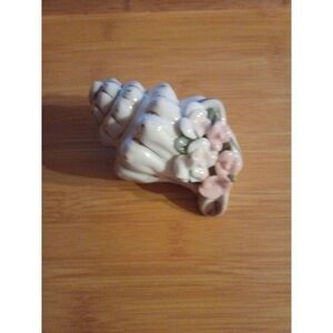 Vintage Shell With Sculpted Flowers Ceramic‎ Shell